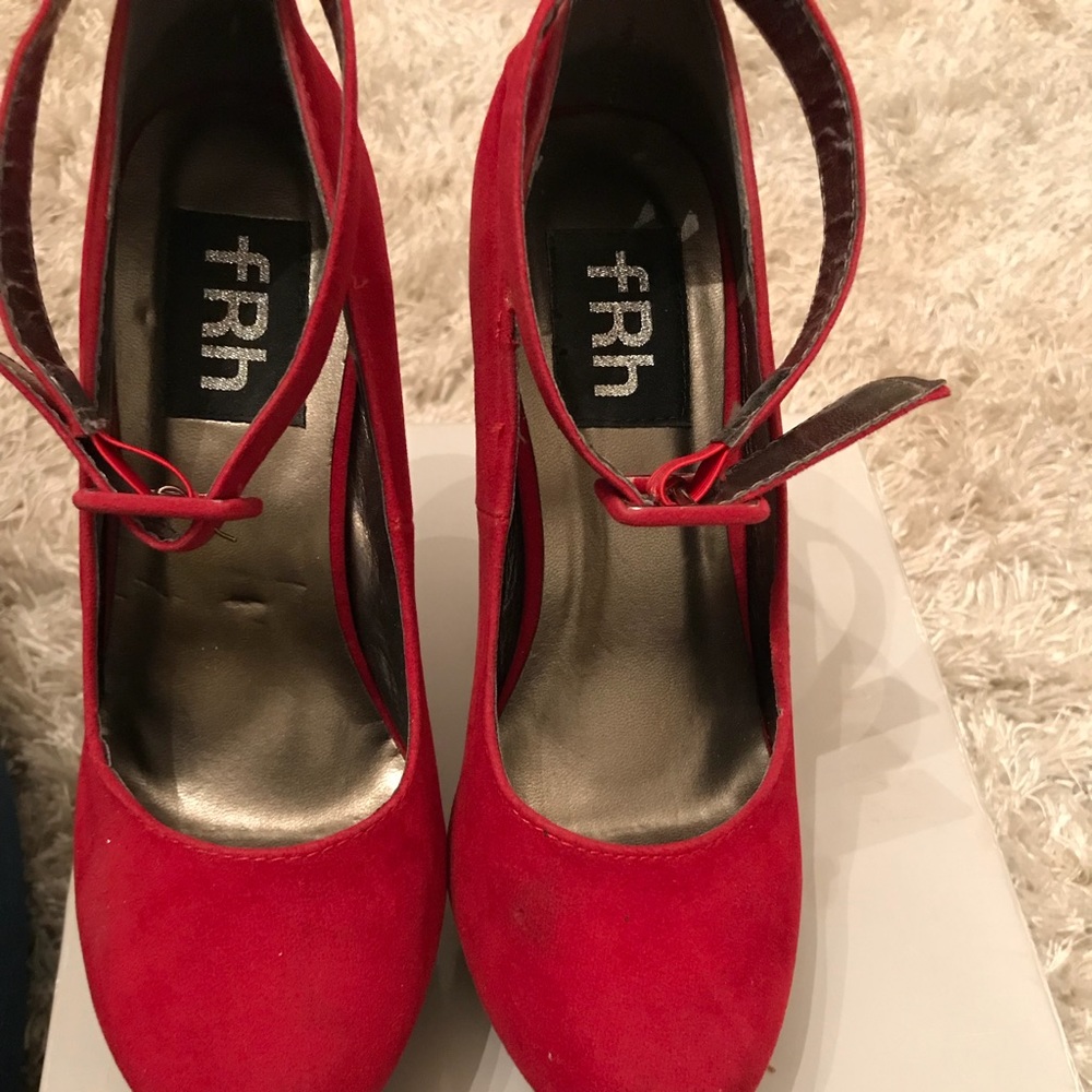 Red platform pumps